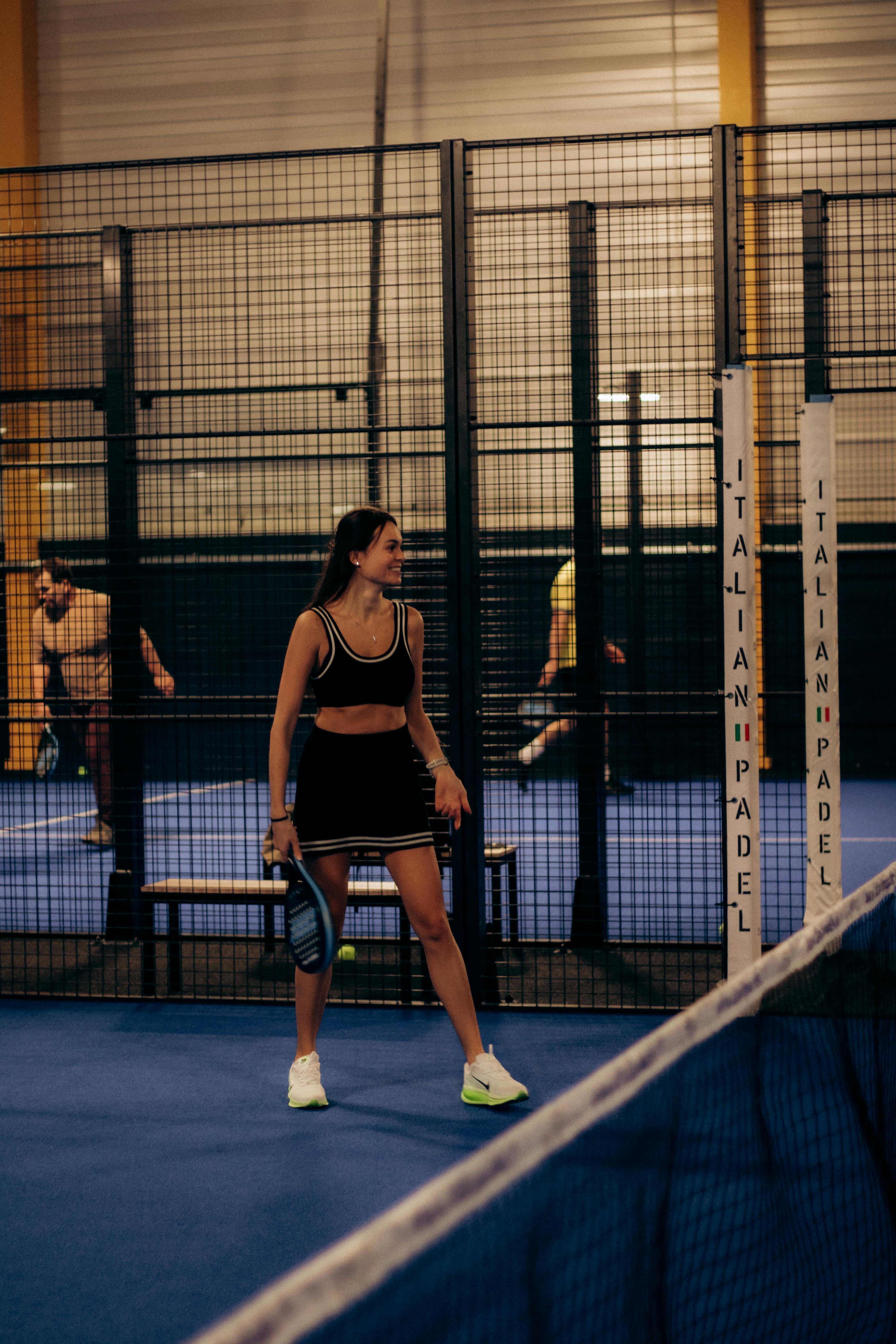 een sportieve meid die blij is